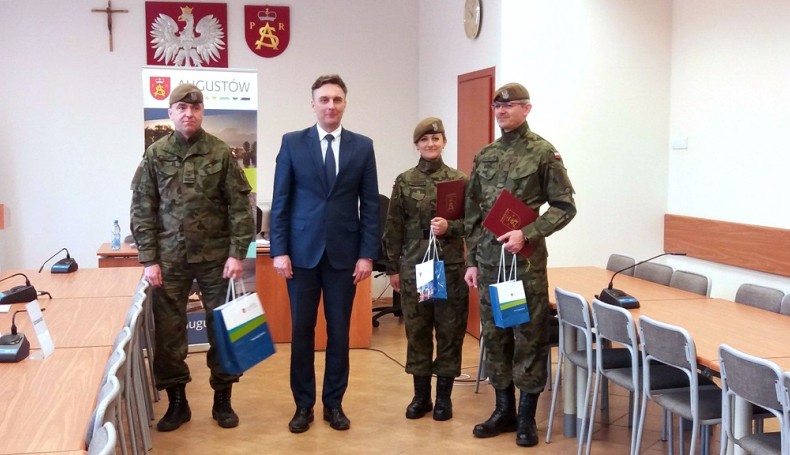 Burmistrz Augustowa nagrodził urzędników za służbę w WOT, fot. Marta Sołtys