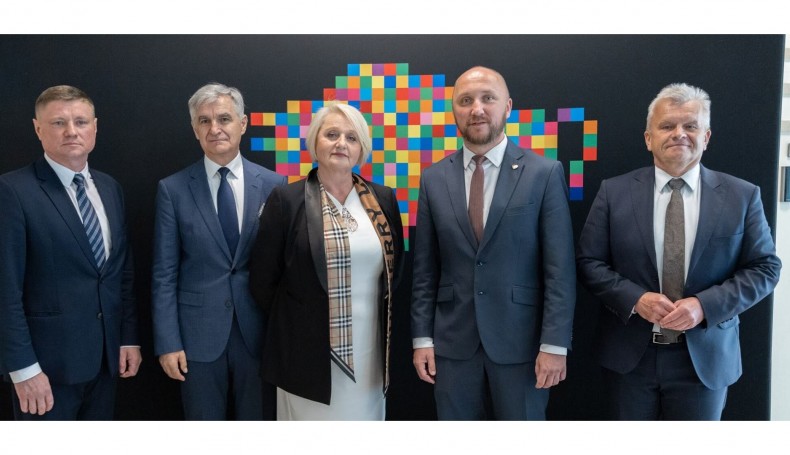 Zarząd Województwa Podlaskiego: marszałek Łukasz Prokorym, wicemarszałkowie Wiesława Burnos i Marek Malinowski oraz członkowie zarządu Bogdan Dyjuk i Jacek Piorunek, fot. podlaskie.eu/Mateusz Duchnowski