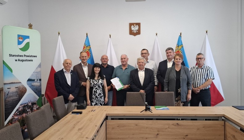 Podpisanie umowy z wykonawcą na budowę chodnika w Janówce, 8.08.2025, fot. Marta Sołtys