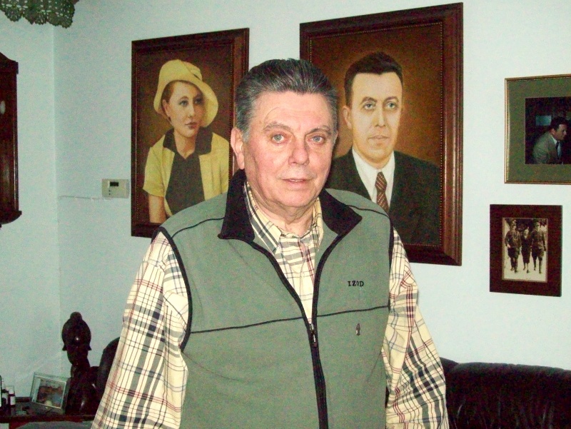 Eugeniusz Simson, w tle portrety rodziców, fot. Agnieszka Czarkowska