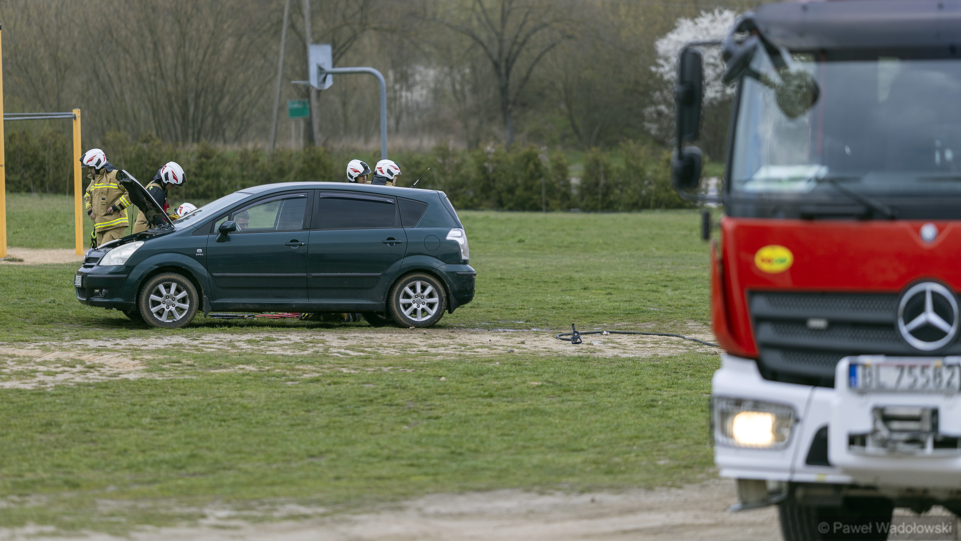 Niebezpieczna sytuacja na stacji paliw w Piątnicy, 14.04.2025, fot. Paweł Wądołowski